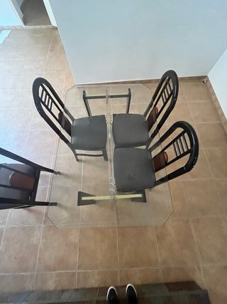 Mesa cristal y 4 sillas madera desgastadas