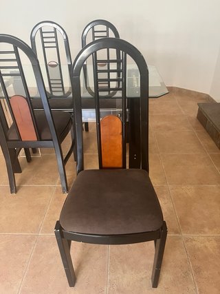 Mesa cristal y 4 sillas madera desgastadas