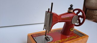 Rara Macchina da Cucire Giocattolo Vintage - Rossa