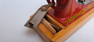 Rara Macchina da Cucire Giocattolo Vintage - Rossa