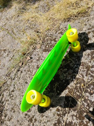 Skate verde con ruedas amarillas
