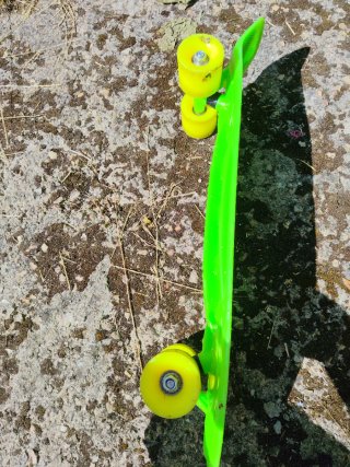 Skate verde con ruedas amarillas