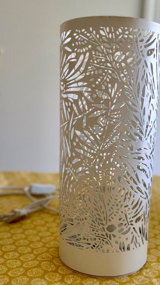 Lámpara de mesa metálica blanca