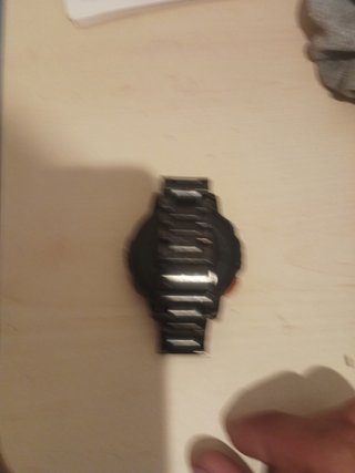 Reloj deportivo plateado y naranja