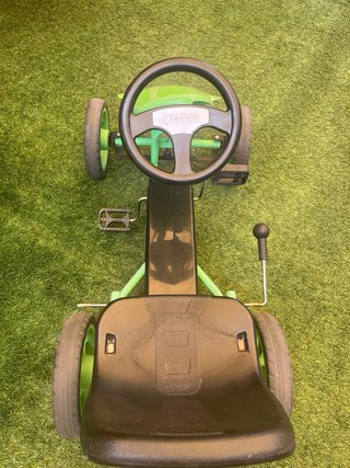 Kart de pedales infantil verde y negro