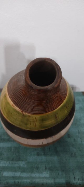 Vaso ceramica asimmetrico righe