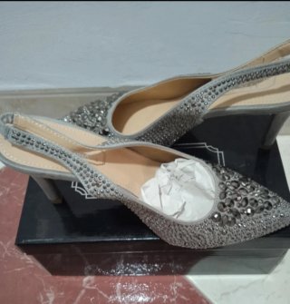 Zapatos de vestir plateados con pedrería