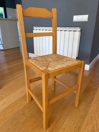 Silla de madera y mimbre