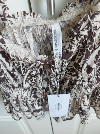 Blusa beige y marrón con estampado