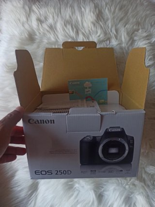 Canon EOS 250D + Objetivo 18-55mm + Regalos