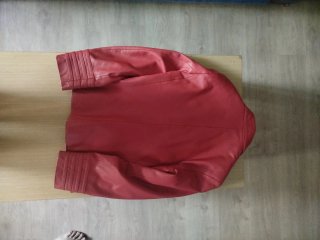 Cazadora de cuero roja