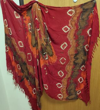 Pareo burdeos con estampado tie-dye