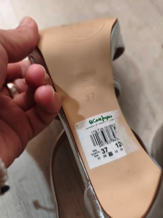 Zapatos de tacón plateados