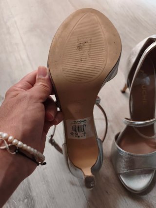 Zapatos de tacón plateados