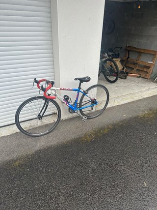 Bicicleta de carreras infantil azul y blanca