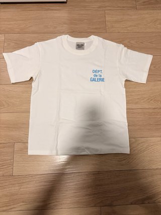 Outfit azul claro y blanco