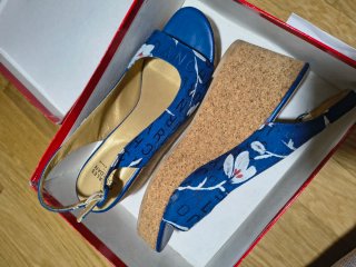 Sandalias cuña Charles Jordan azul y blanco