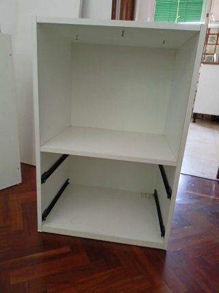 Scrivania bianca con 2 cassetti verdi