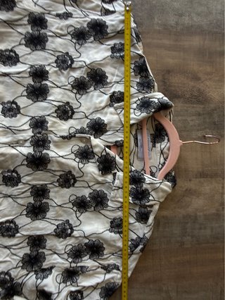Camisa de manga corta con flores bordadas