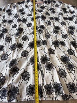 Camisa de manga corta con flores bordadas