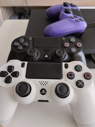 PS4 Slim 1TB + Cables + 3DualShock