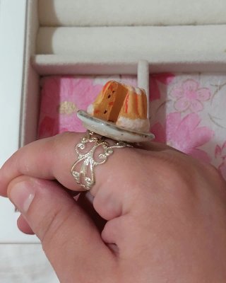 Anello con dolcetto in ceramica