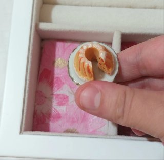 Anello con dolcetto in ceramica