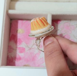 Anello con dolcetto in ceramica