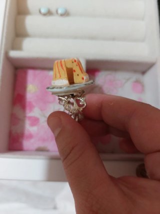 Anello con dolcetto in ceramica