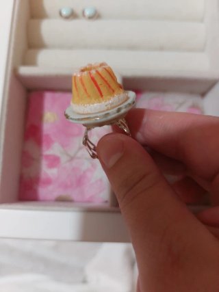 Anello con dolcetto in ceramica