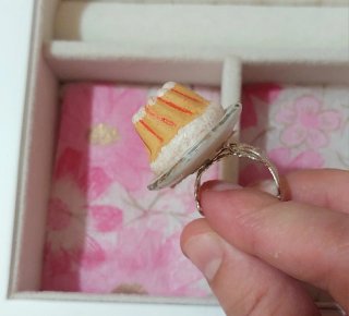 Anello con dolcetto in ceramica