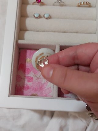Anello con dolcetto in ceramica