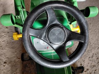 Trattore per bambini verde e giallo con accessori