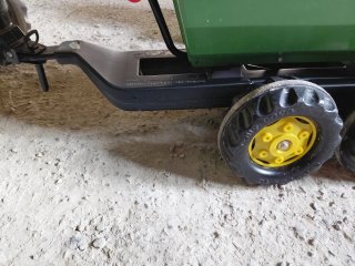 Trattore per bambini verde e giallo con accessori