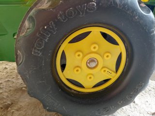 Trattore per bambini verde e giallo con accessori