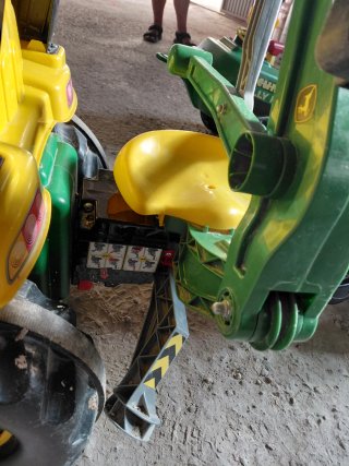 Trattore per bambini verde e giallo con accessori