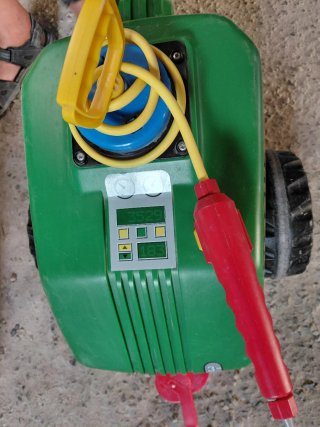Trattore per bambini verde e giallo con accessori