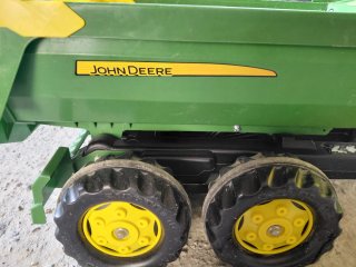 Trattore per bambini verde e giallo con accessori