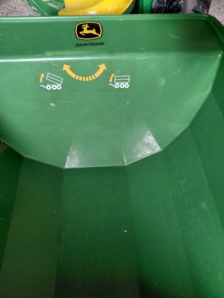Trattore per bambini verde e giallo con accessori