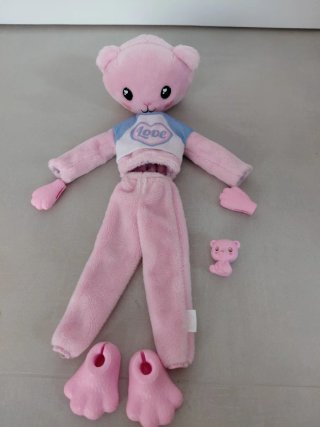 Muñeca Barbie pelo rosa y falda blanca