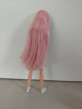 Muñeca Barbie pelo rosa y falda blanca