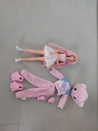 Muñeca Barbie pelo rosa y falda blanca