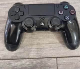 Consola PS4 slim y mando negro