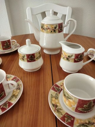 Juego de café de porcelana nuevo