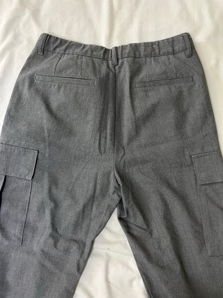 Pantalón Cargo Zara gris talla M (31)