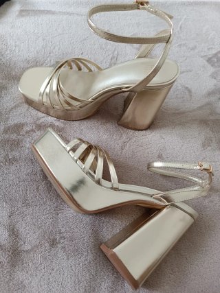Sandalias doradas plataforma y tacón