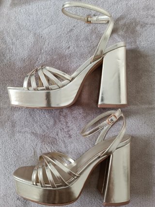 Sandalias doradas plataforma y tacón