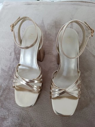 Sandalias doradas plataforma y tacón