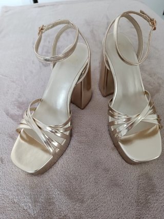 Sandalias doradas plataforma y tacón