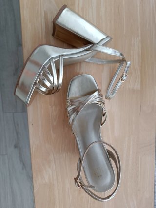 Sandalias doradas plataforma y tacón